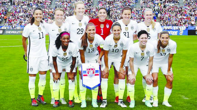 The+U.S.+womens+national+team+poses+for+a+picture.