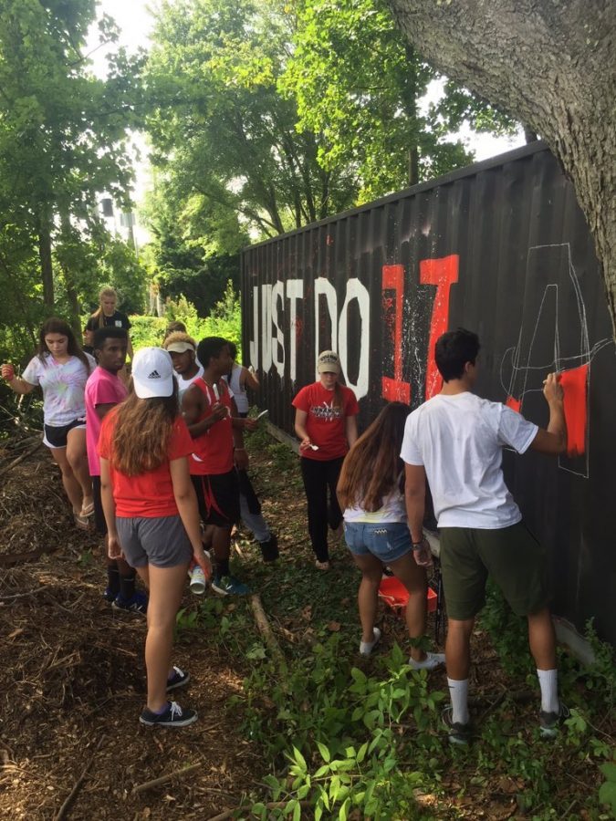 Seniors paint the C train 