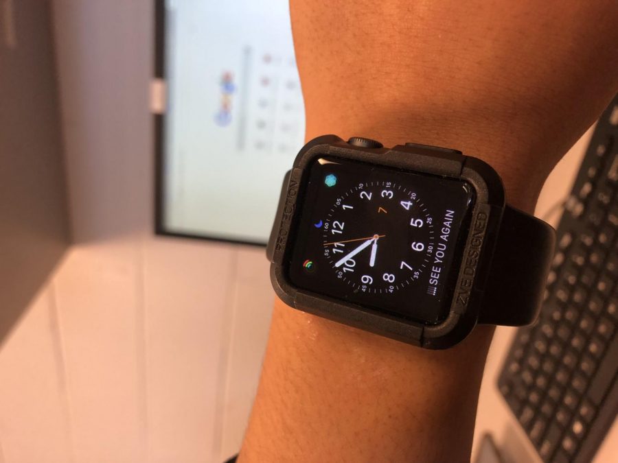 Senior Sam Phan displays his Apple Watch, which automatically changed to the correct time during Daylight Saving Time.