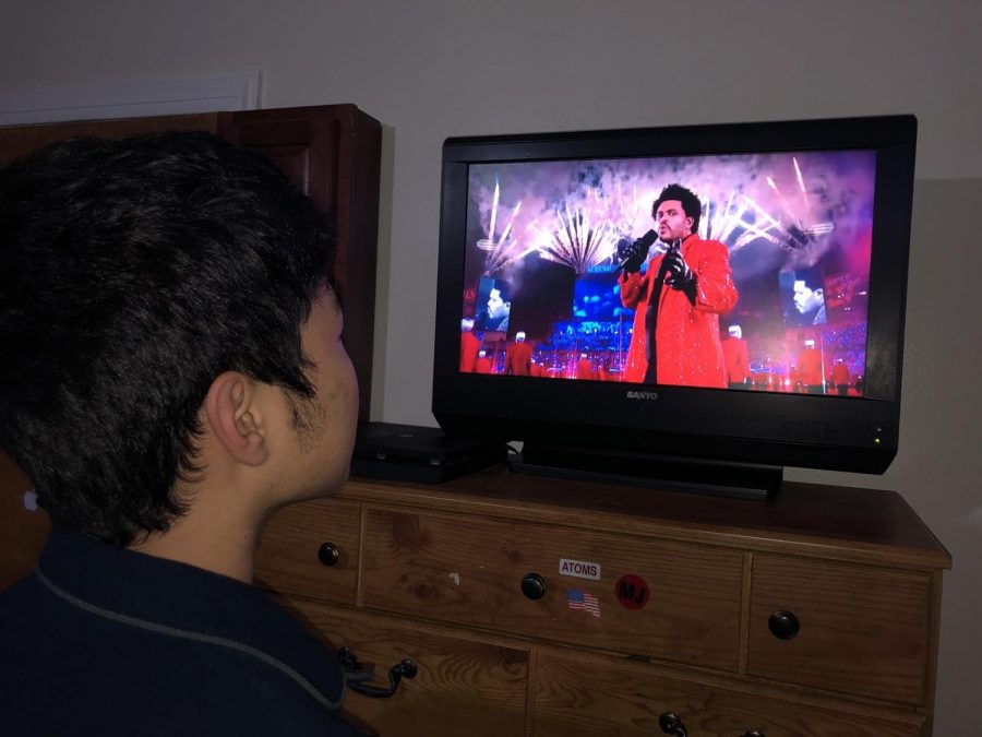 Junior Jin Ho Yoo Rodriguez watches the halftime performance at home.