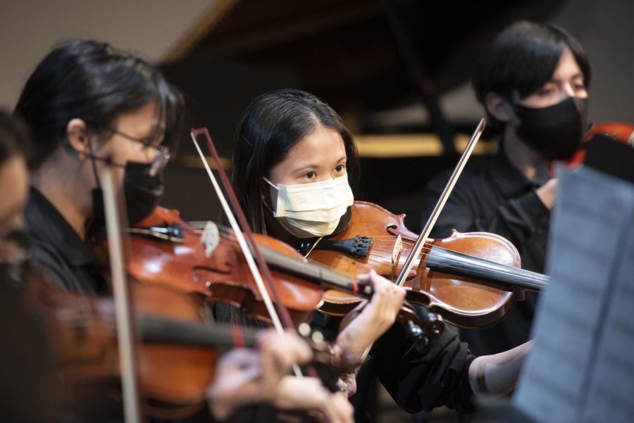 Students+play+violins+and+violas+during+the+winter+orchestra+concert+held+Dec.+7+in+the+auditorium.