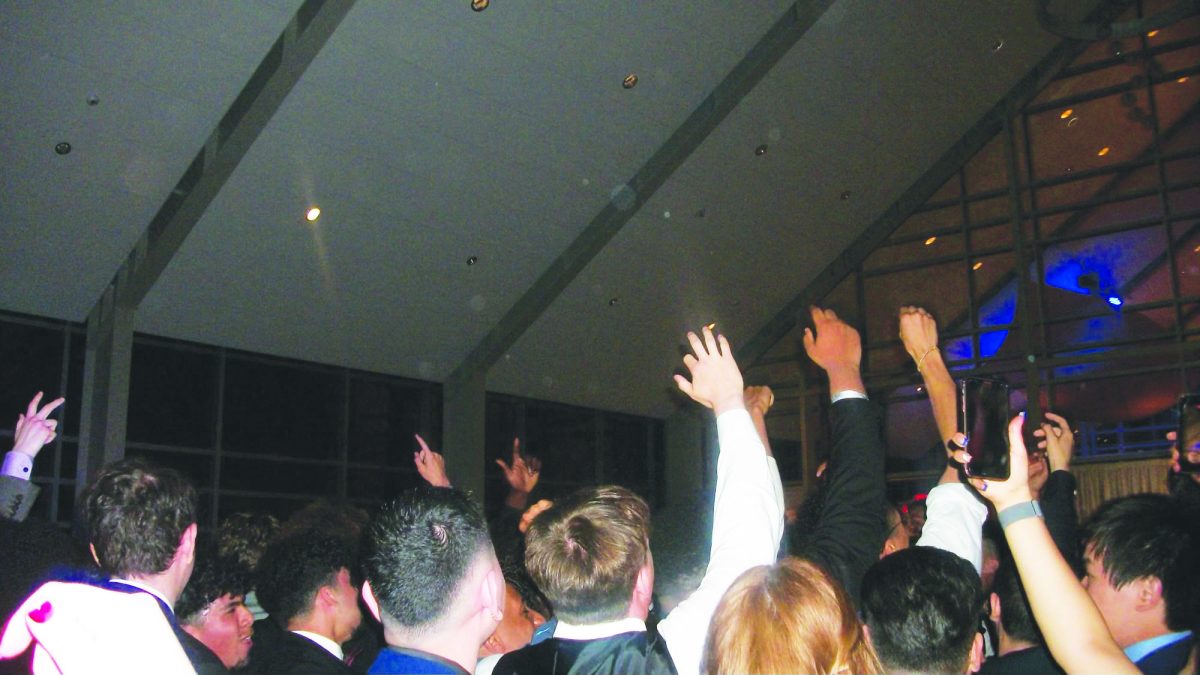 Students+party+at+on+the+dance+floor+at+The+River+View+at+Occoquan+during+Edison%E2%80%99s+2023+prom.
